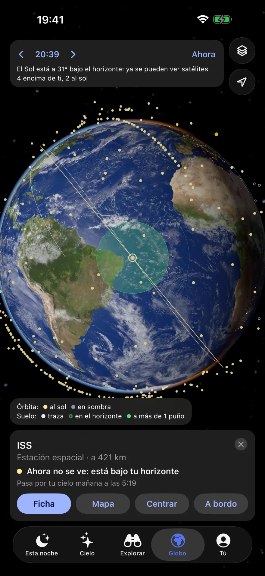 El globo sobre Sudamérica y el Atlántico, con la ISS elegida: su órbita, la zona verde desde la que se ve y una tarjeta: «ISS. Estación espacial · a 421 km. Ahora no se ve: está bajo tu horizonte. Pasa por tu cielo mañana a las 5:19».